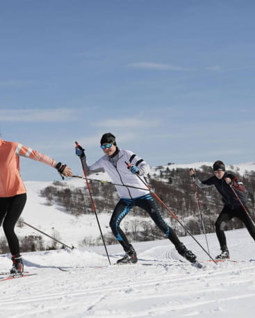 A fond le ski de fond sur la route des crêtes
