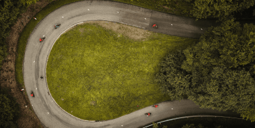 Vue aérienne de vélos dans une épingle